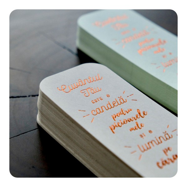 “Cuvântul Tău este o candelă pentru picioarele mele și o lumină pe cărarea mea.”

Psalm 119: 105

Semn de carte letterpress cu folie copper, din carton 230 gr.